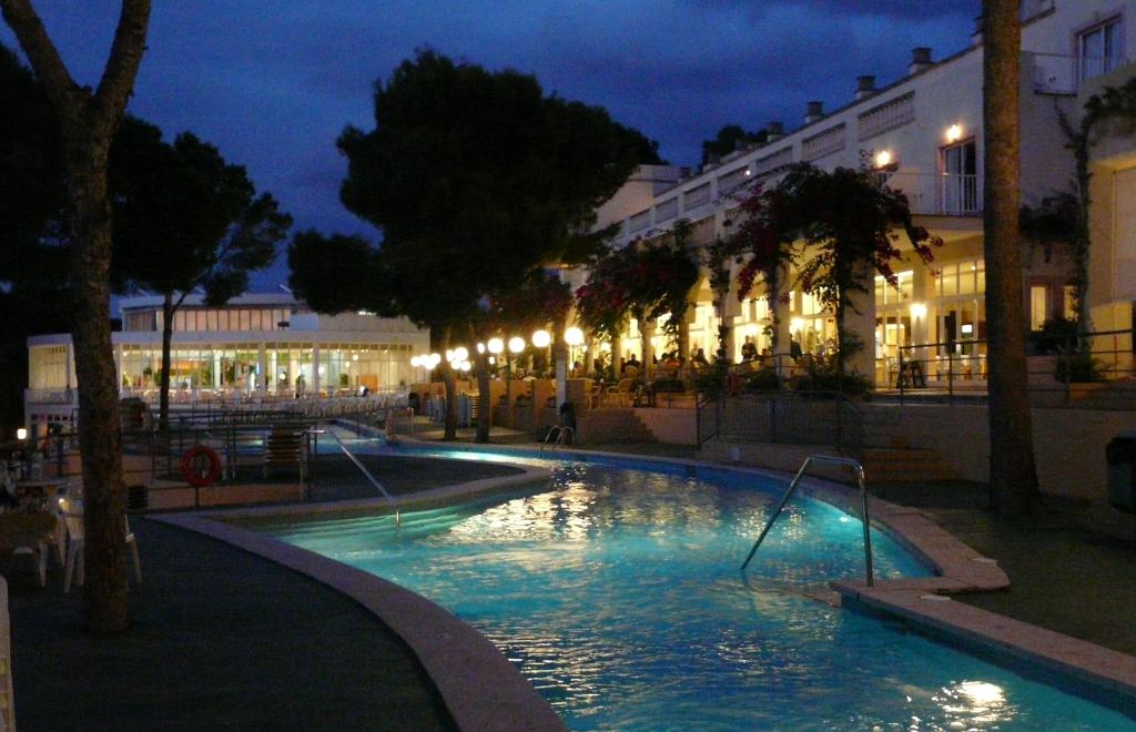 Der Pool des Hotel Iberostar Club Cala Barca bei Nacht
